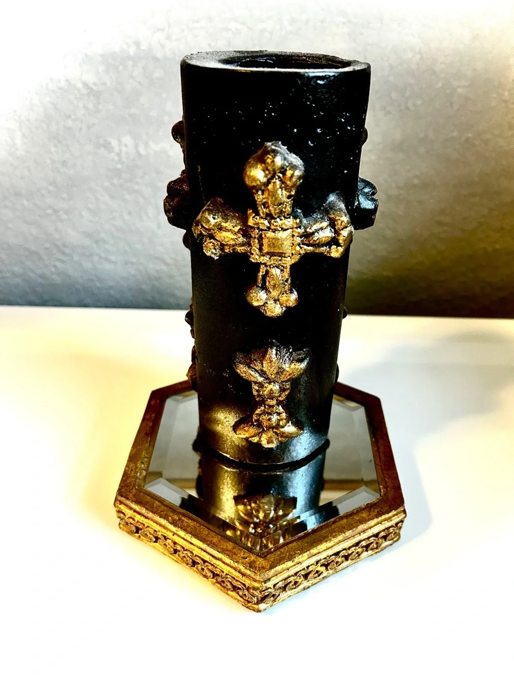 ALEXANDRA’S ACCENTS Gilt Hexagonal Mirror Pedestal Display Candle Holder 7” NWT
